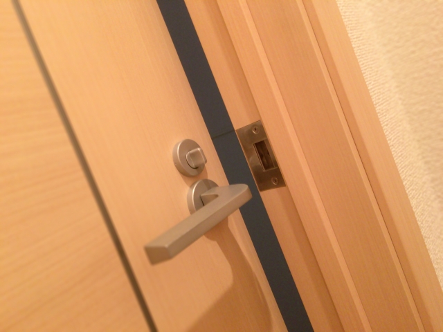 部屋の防音対策！ドアの隙間を埋めるなどの対策法