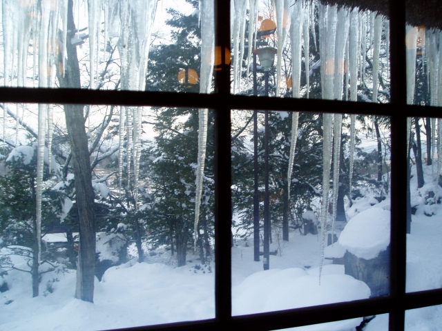 窓からの冷気を遮断！冬を暖かく過ごすおすすめ方法をご紹介