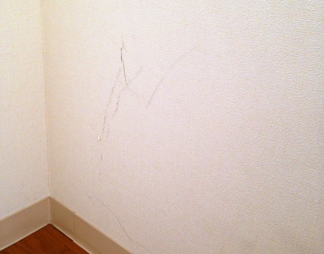 退去時のアパートの壁紙の張り替えはだれが負担する？