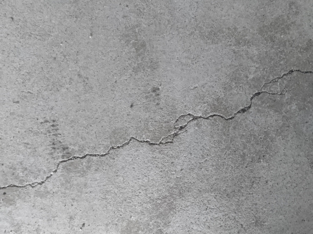 モルタルの床のひび割れ！その原因と修復におすすめな商品
