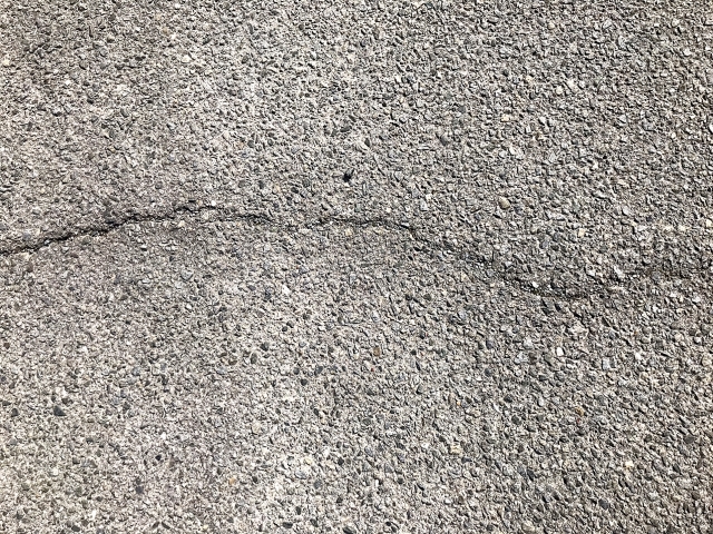 駐車場のコンクリートにひびが！ひび割れ補修はどうする？