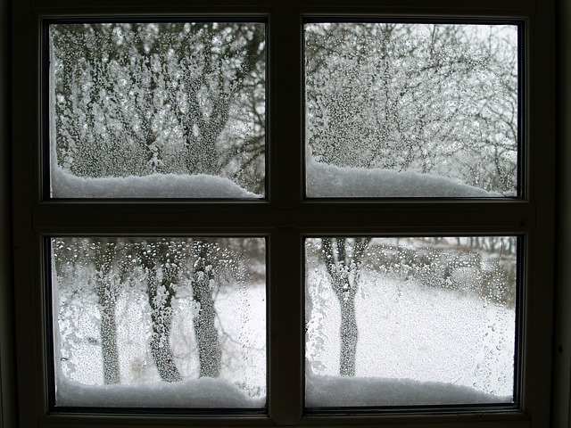 窓からの冷気対策には防寒パネル！生活に役立つメリットとは